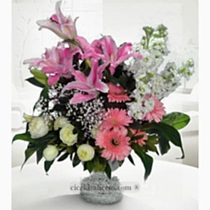 Lilyum, Gerbera ve Beyaz Güller Hazırlanmış Aranjman, 