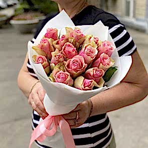 15 adet taze pembe gülden oluşan şık buket